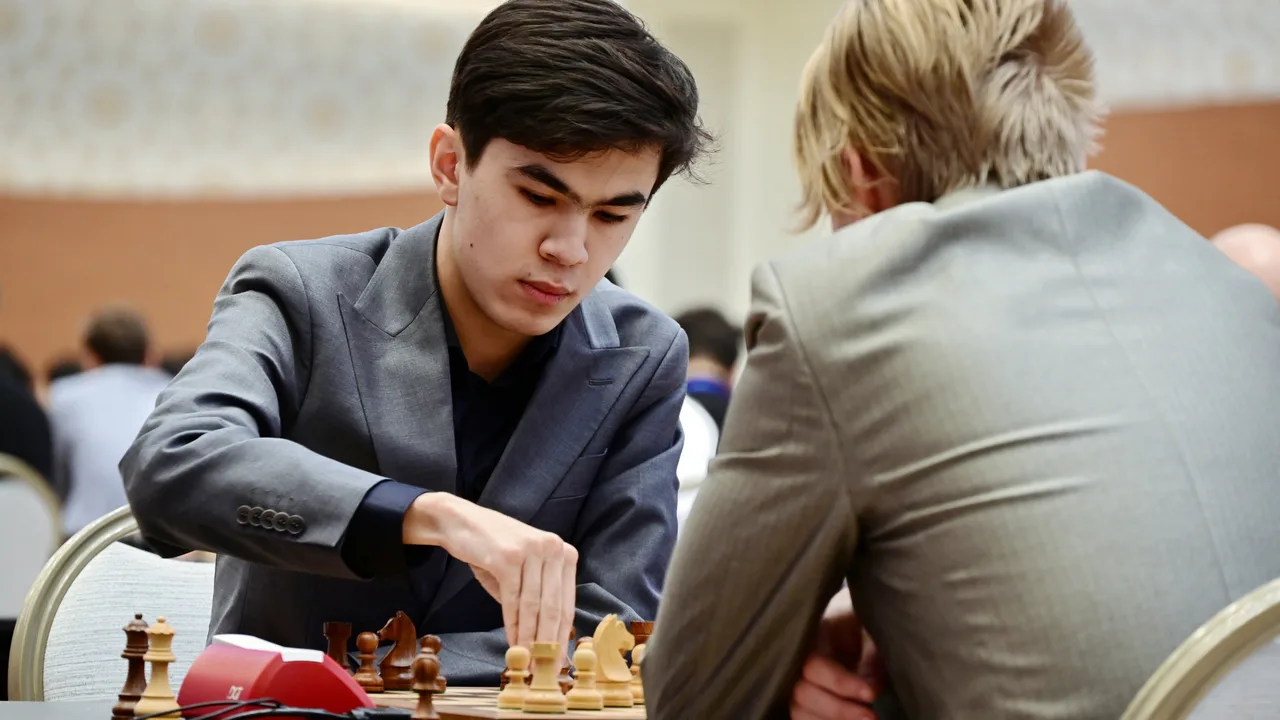 Sindarov rozbił Turniej Pretendentów 2026 i idzie po Gukesha. Carlsen już typuje Uzbeka